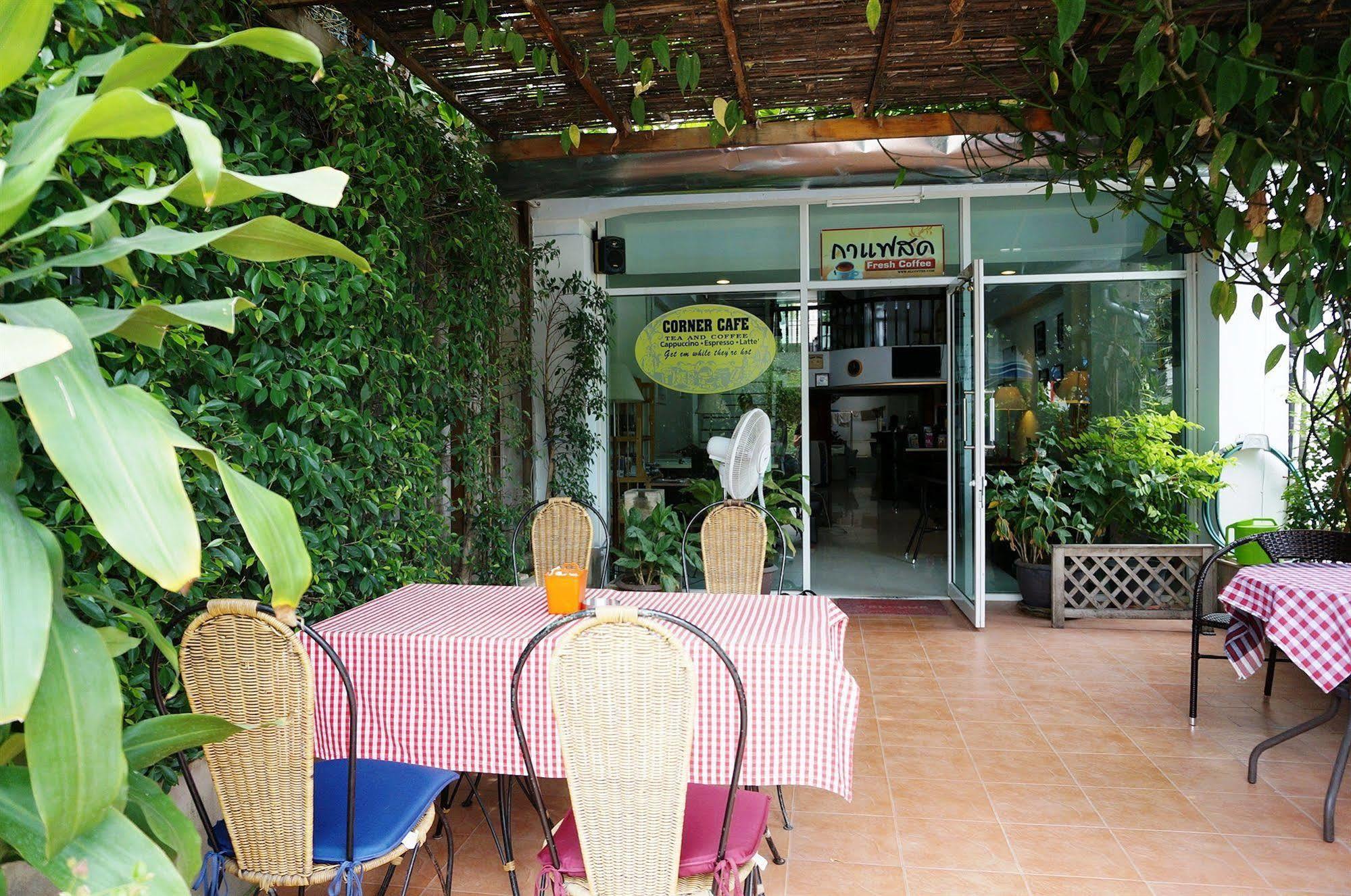 Corner Cafe Bed & Breakfast HHQ Exterior photo